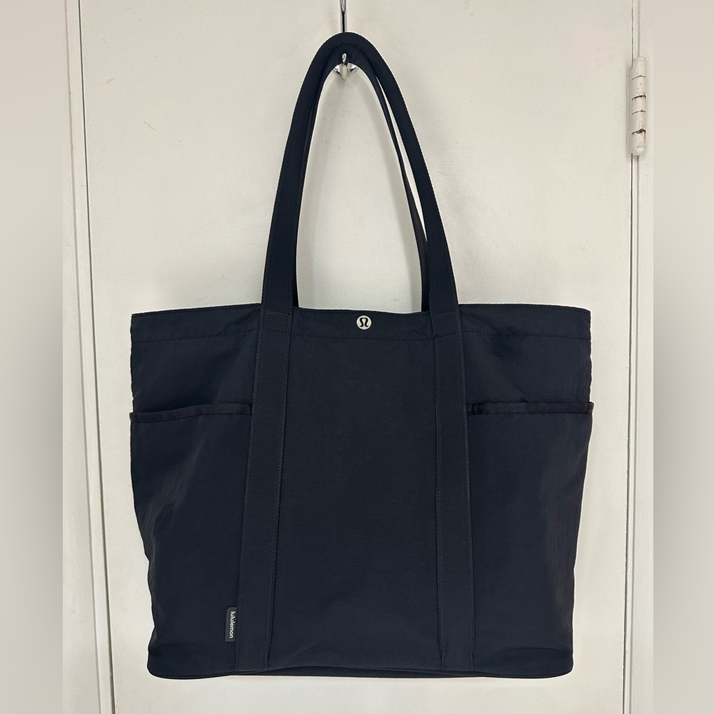 Lululemon Daily Multi-Pocket Tote Bag 20L- Black Pre-owned like new condition